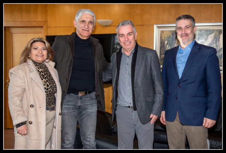 Ο θρύλος του μπάσκετ Παναγιώτης Γιαννάκης στο Δημαρχείο Νίκαιας Ο Π Γιαννάκης στο Δημαρχείο