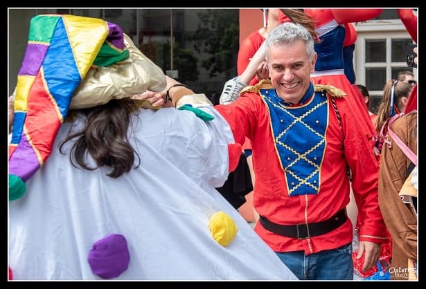 Ο Δήμαρχος διασκεδάζει με τους καρναβαλιστές