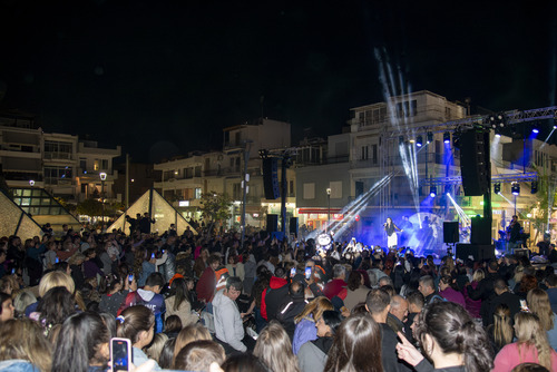 Με μεγάλη επιτυχία και τη συμμετοχή πλήθους πολιτών πραγματοποιήθηκε το 1ο Φεστιβάλ Βιοτεχνίας και Εμπορίου, που διοργάνωσε ο Δήμος Νίκαιας – Αγ. Ι. Ρέντη, υπό την αιγίδα της Περιφέρειας Αττικής , σε συνεργασία με το Βιοτεχνικό Επιμελητήριο Πειραιά και με τη στήριξη  του Πανεπιστημίου Πειραιώς, του Εμπορικού Συλλόγου Νίκαιας-Αγ.Ι.Ρέντη και της Ελληνικής Διασωστικής Ομάδας Κρίσεων (Ε.Δ.Ο.Κ).