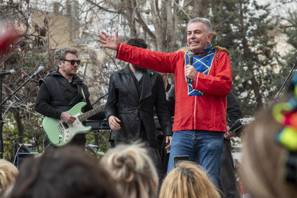 Με μεγάλη επιτυχία πραγματοποιήθηκε η καρναβαλική παρέλαση στη Νίκαια, συγκεντρώνοντας πάνω από 4.000 καρναβαλιστές και πλήθος κόσμου που γέμισε τους δρόμους της πόλης