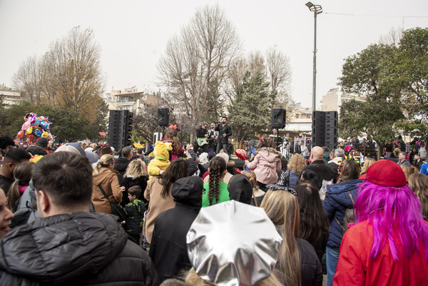 Με μεγάλη επιτυχία πραγματοποιήθηκε η καρναβαλική παρέλαση στη Νίκαια, συγκεντρώνοντας πάνω από 4.000 καρναβαλιστές και πλήθος κόσμου που γέμισε τους δρόμους της πόλης