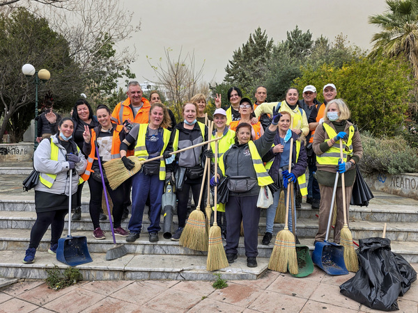 Με μεγάλη επιτυχία πραγματοποιήθηκε η καρναβαλική παρέλαση στη Νίκαια, συγκεντρώνοντας πάνω από 4.000 καρναβαλιστές και πλήθος κόσμου που γέμισε τους δρόμους της πόλης