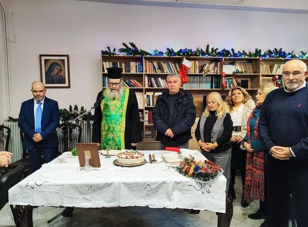 Γιορτινές στιγμές αγάπης στα ΚΑΠΗ Δήμου Νίκαιας-Αγ.Ι. Ρέντη Τα ΚΑΠΗ Δήμου Νίκαιας-Αγ.Ι. Ρέντη έκοψαν τις καθιερωμένες βασιλόπιτες, παρουσία της Δημοτικής Αρχής και με τη συμμετοχή πλήθους μελών, μέσα σε ένα ζεστό και ανθρώπινο κλίμα. Οι εκδηλώσεις αποτέλεσαν μια ευκαιρία συνάντησης, ανταλλαγής ευχών και ενίσχυσης των δεσμών μεταξύ των ανθρώπων της τρίτης ηλικίας και του Δήμου.