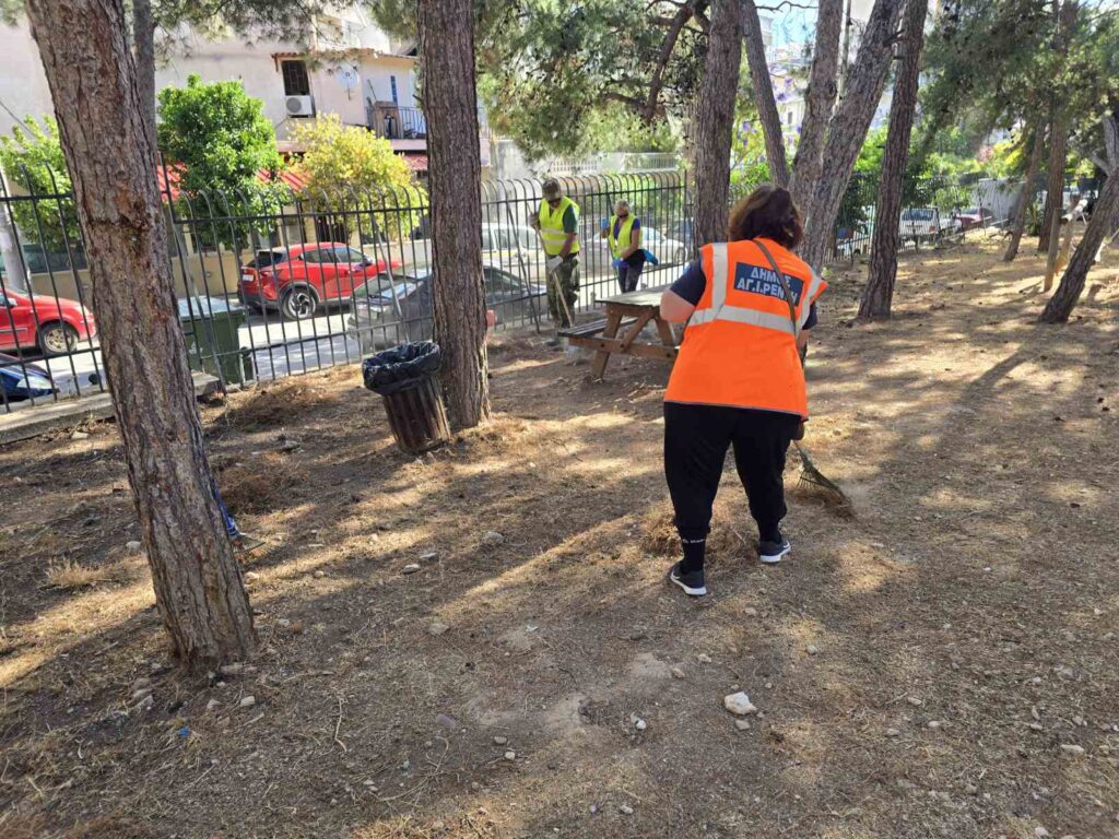 Με μεγάλη συμμετοχή εργαζομένων, εθελοντικών ομάδων και φορέων πραγματοποιήθηκε η «Ημέρα Δράσης για το Περιβάλλον» στο Άλσος Αγίου Φιλίππου, που διοργάνωσε ο Δήμος Νίκαιας – Αγίου Ιωάννη Ρέντη μέσω της Διεύθυνσης Πρασίνου και Περιβάλλοντος, με στόχο την προστασία, αναβάθμιση και ανάδειξη ενός από τους σημαντικότερους πνεύμονες πρασίνου της πόλης.