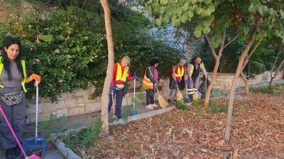 Εκτεταμένος καθαρισμός στην Άνω Νεάπολη – Παρεμβάσεις και στα πιο δύσκολα στενά της περιοχής Συνεχίζονται οι εκτεταμένοι οδοκαθαρισμοί στις γειτονιές της πόλης, με τη Διεύθυνση Καθαριότητας του Δήμου Νίκαιας– Αγίου Ιωάννη Ρέντη